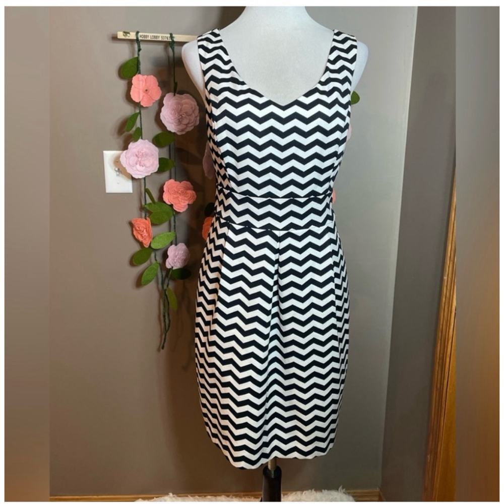 White House Black Market Sleeveless Black and White Chevron Sheath Dress